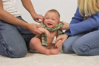 لباس پوشاندن به نوزاد